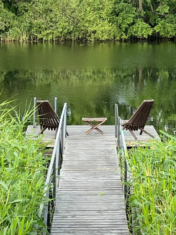 Теплый домик на берегу озера с баней и чаном