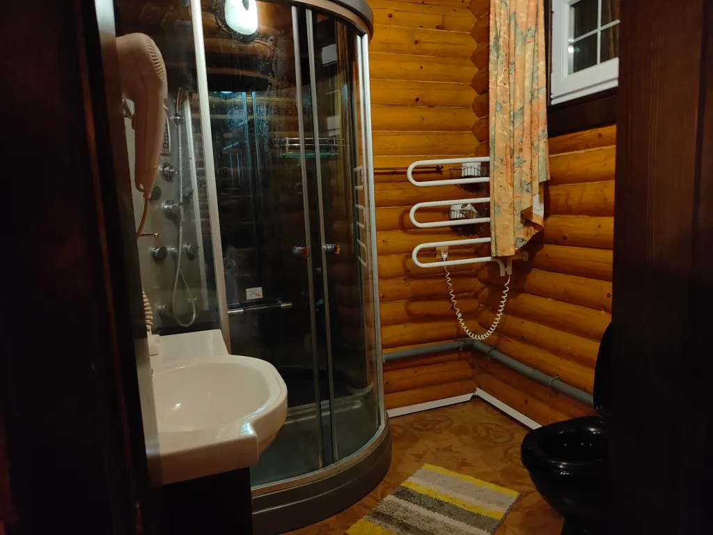 Деревянный коттедж с озером в горах