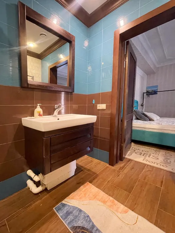 Уютный коттедж в городе со своим озером на территории