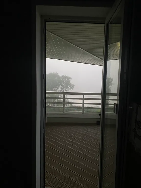 Усадебный дом с видом на реку, берег с мостками и рыбной ловлей