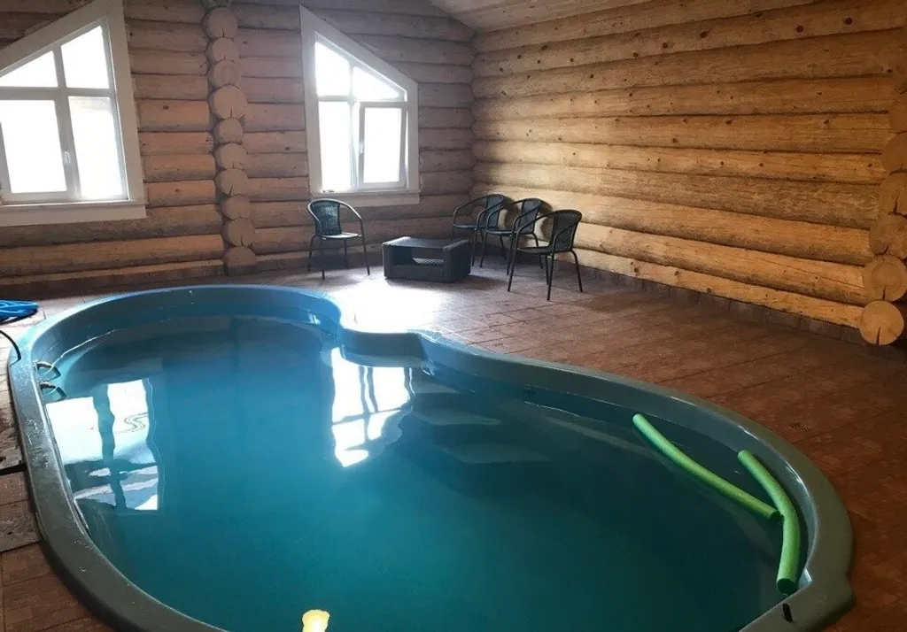 Бревенчатый коттедж с баней и бассейном