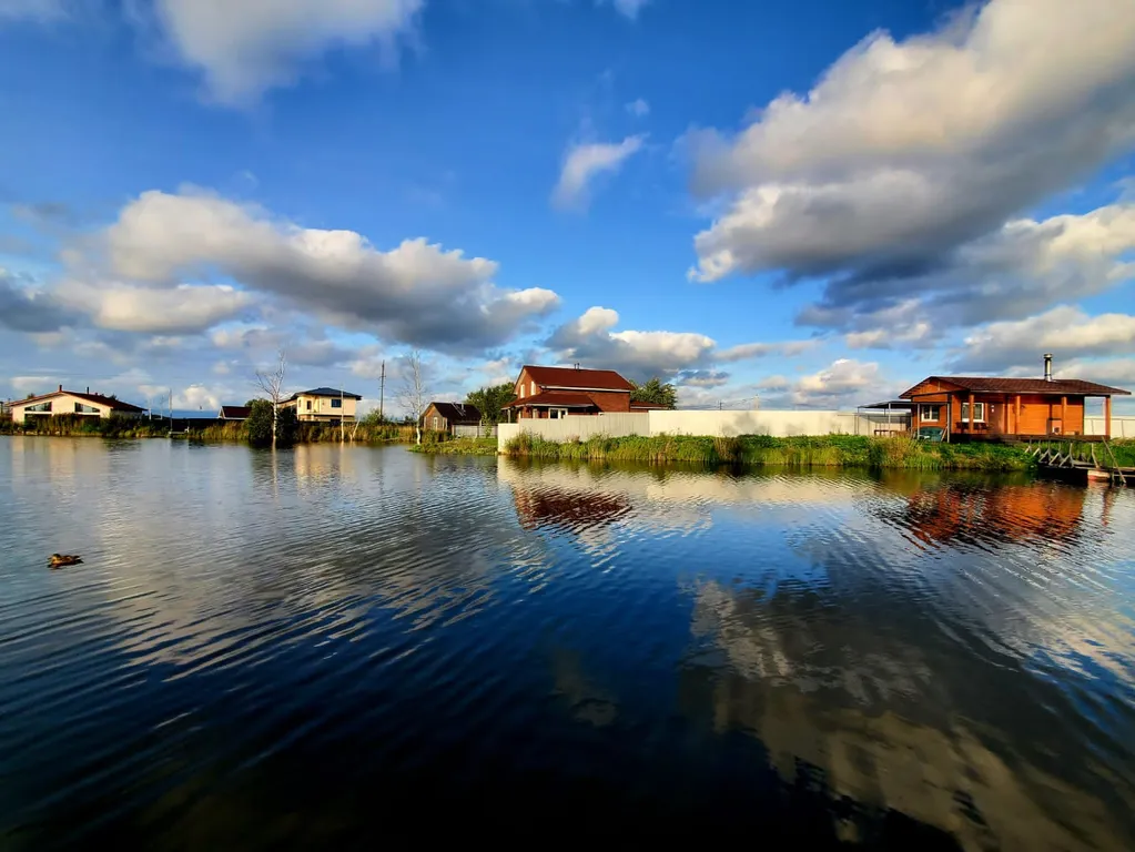 Уютный коттедж с панорамными окнами на берегу озера