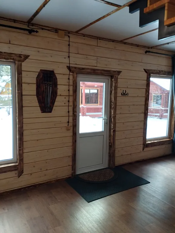 2х этажный коттедж, в зимнем лесу на берегу реки