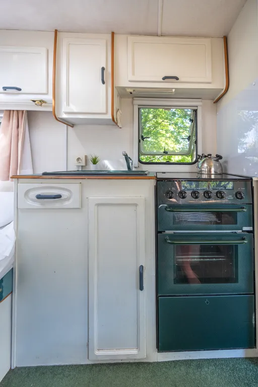 Семейный автодом возле озера