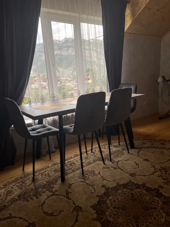 Светлая студия с видом на горы