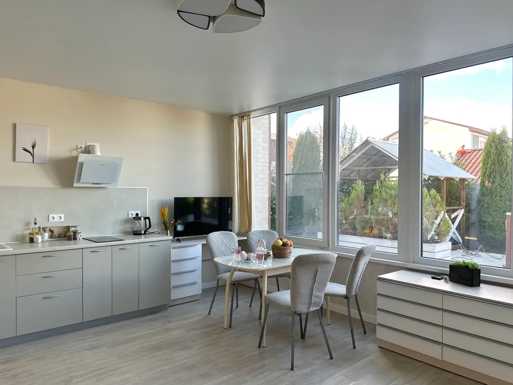 Уютный дом с большим витражным остеклением и подогреваемой купелью