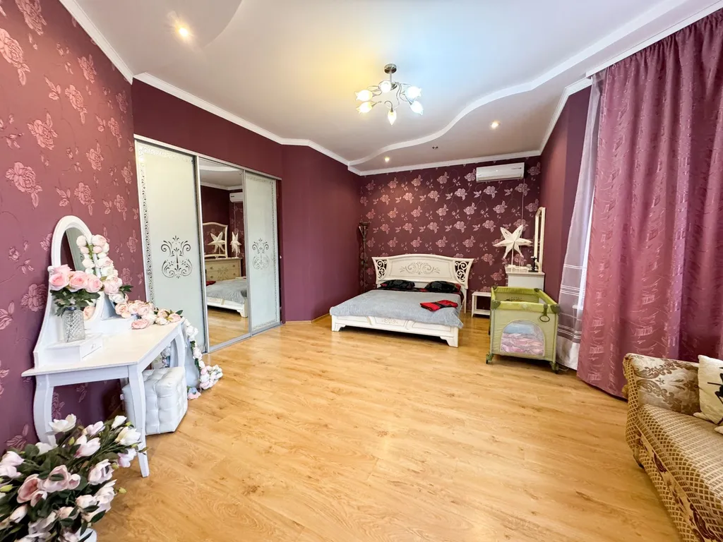 Дом с бассейном у парка Галицкого