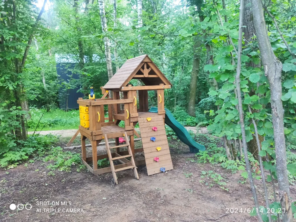 Стильный дом с лесной территорией, недалеко пруд с пляжем