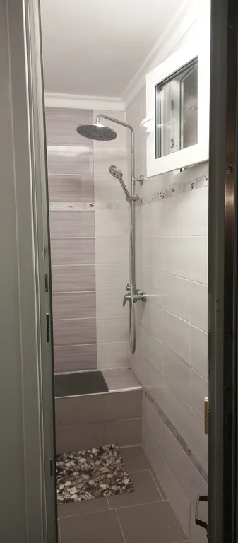 Стильный дом у реки с баней