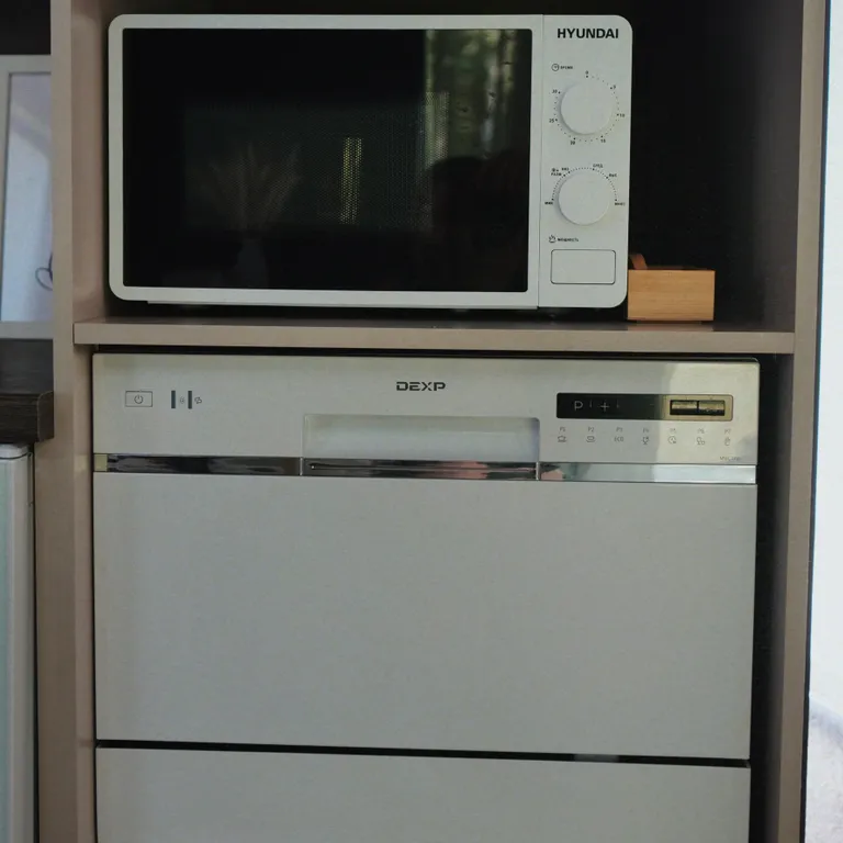 Современный уютный дом с видом на лес