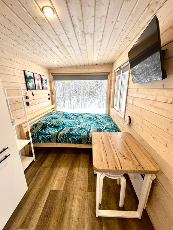 Уютнейший домик в лесу в черте города с панорамным окном, видом на лес