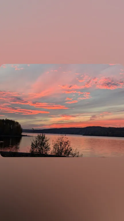 Новый дом в стиле барн Хаус на берегу реки