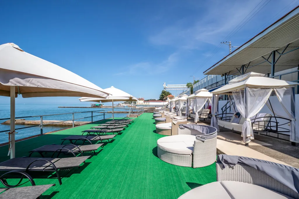 3-комнатная квартира с бассейном у моря