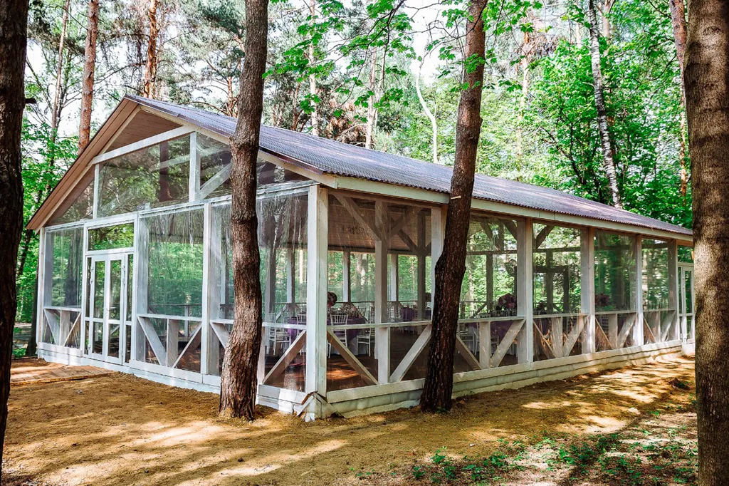 Белоснежная веранда и усадьба