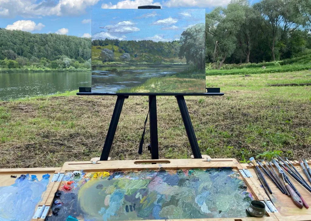 Современный уютный домик с камином на берегу реки Оки