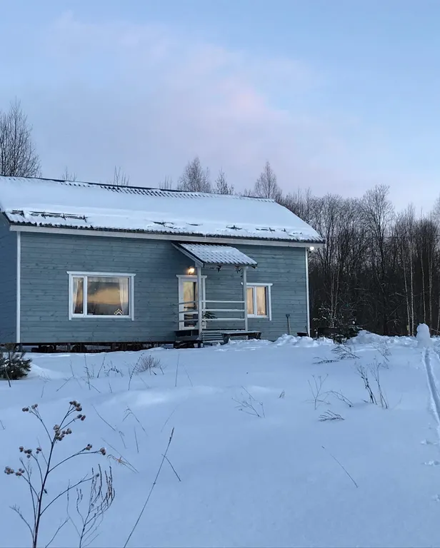 Уютный дом на берегу реки у водопада