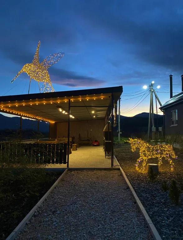 Уютный дом среди гор и леса