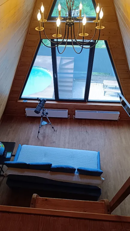 Большой деревянный треугольный дом (афрейм) с видом на бештау