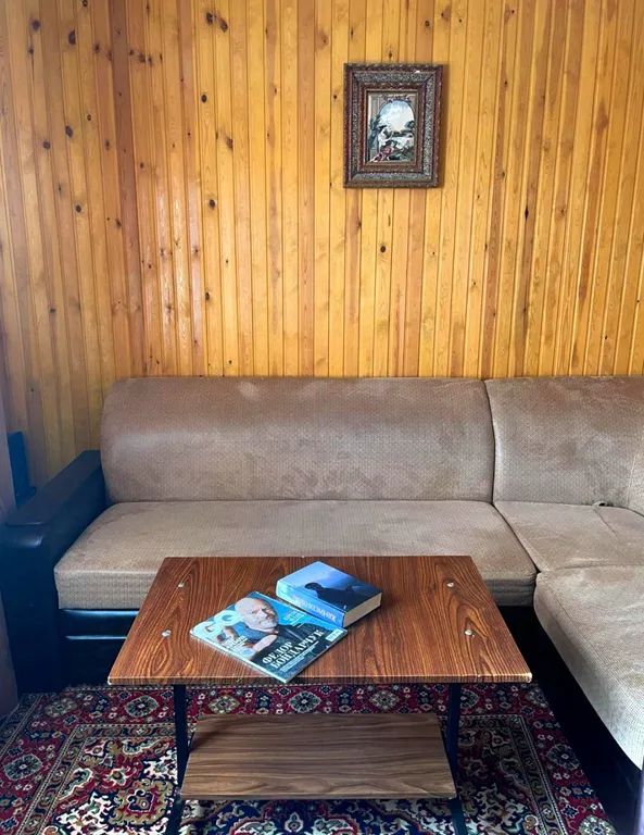 Дом у реки с видом на горы