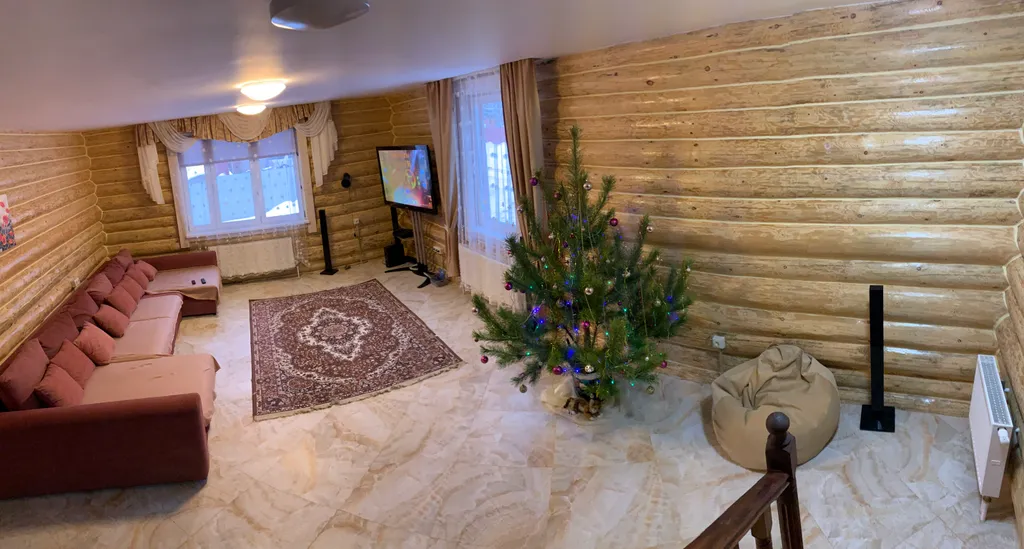 Дом в окружении леса