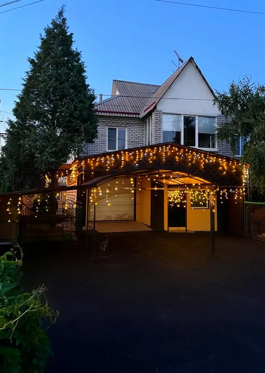 Двухэтажный коттедж на зелёной территории