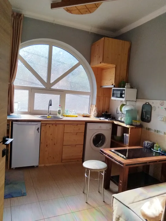 Уютная квартира на тихой зелёной улице с видом на горы