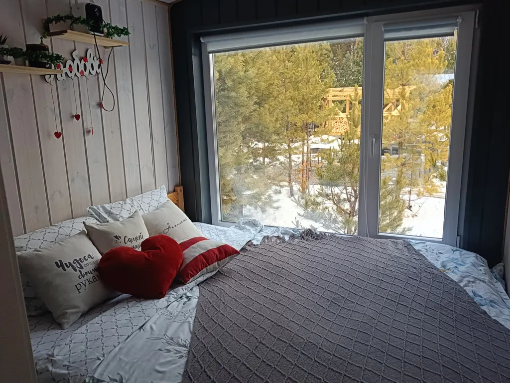 Темный домик на опушке леса