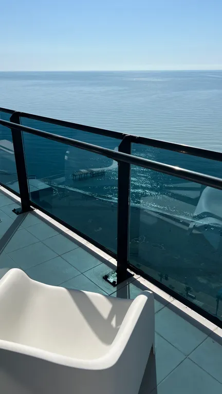 Апартамент с панорамной ванной рядом с морем