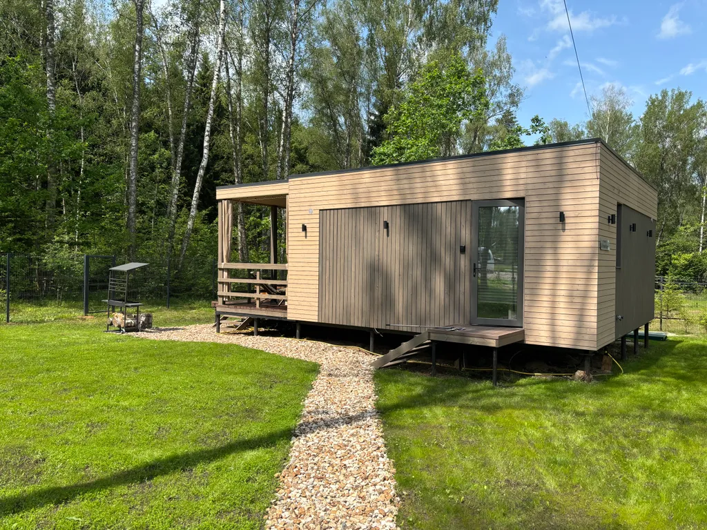 Загородный домик с камином и потрясающим видом на лес