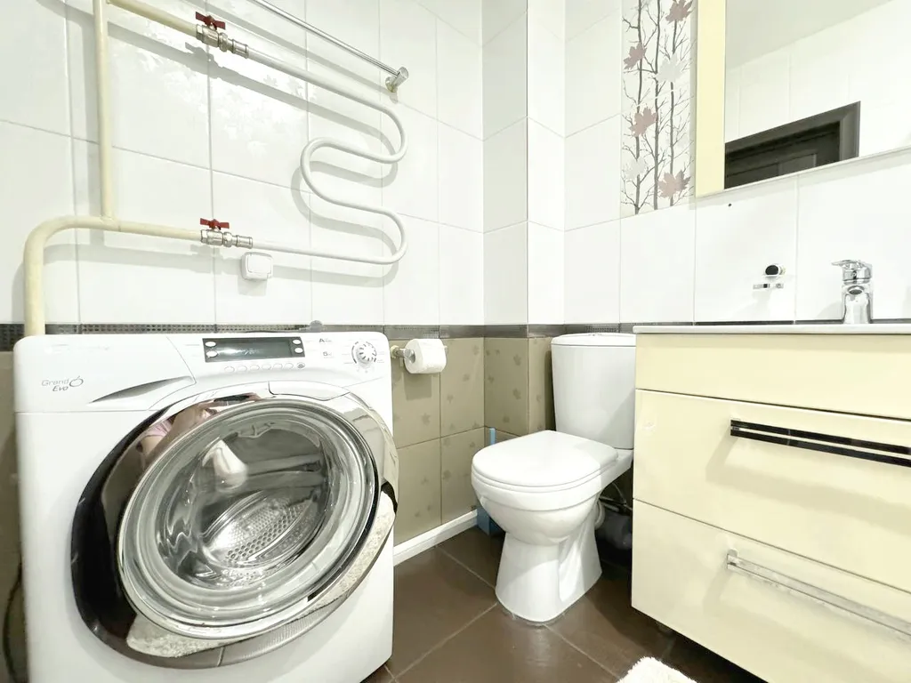 2-комнатная квартира с балконом и видом на реку рядом с Кузбасс-Арена