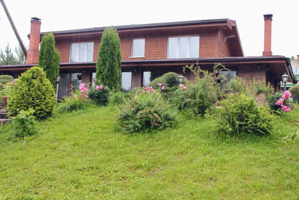 Дом на берегу реки с баней на дровах