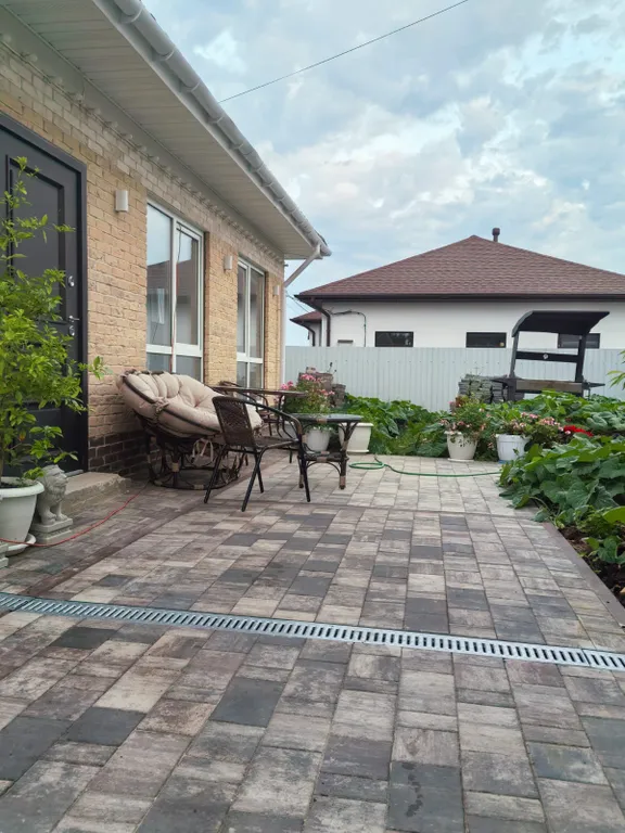 Домик в деревне в окружении леса