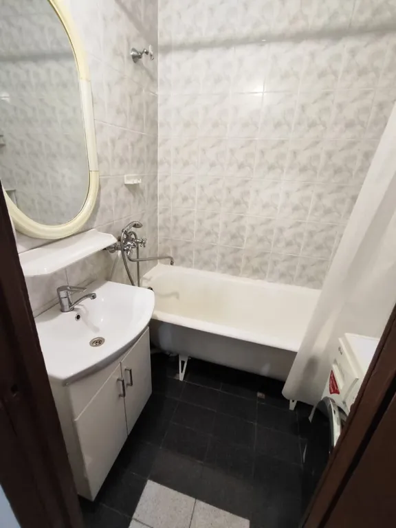 Чистая, скромная трёшка. С винтажной мебелью