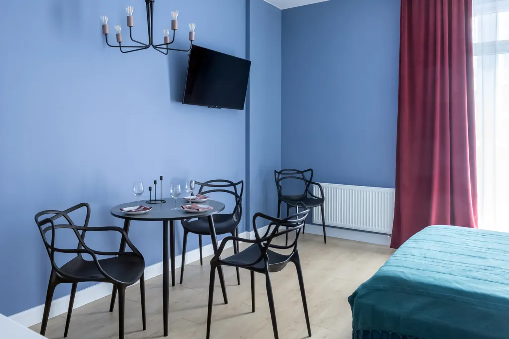 Дизайнерская студия с качелью в центре на набережной