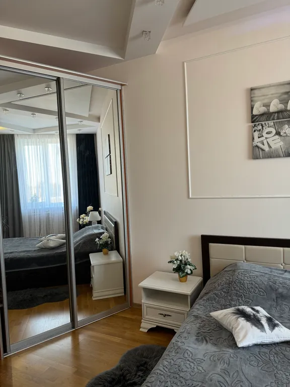 Красивая трёхкомнатная квартира в центре с видом на площадь