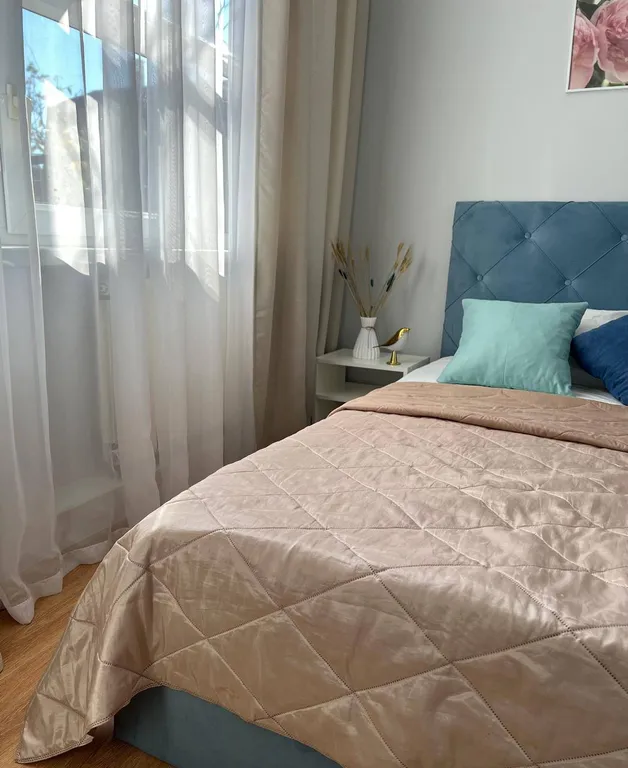 Дом сапфир с бассейном в центре