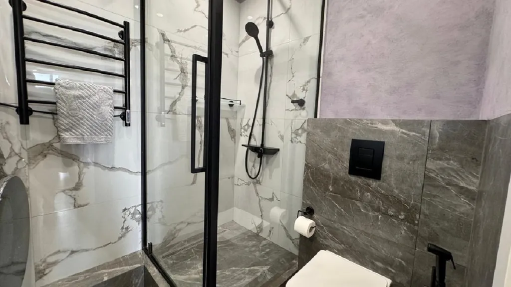 У моря: стильная евротрешка с двумя балконами и видом