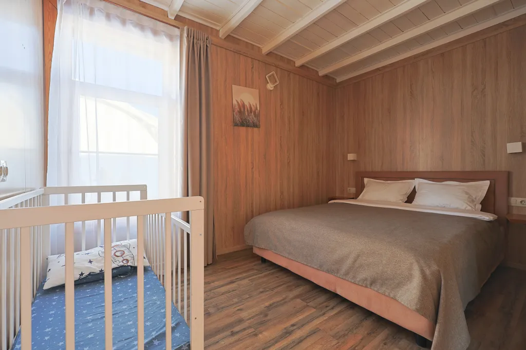 Современный двухэтажный дом из натурального дерева, с большими окнами