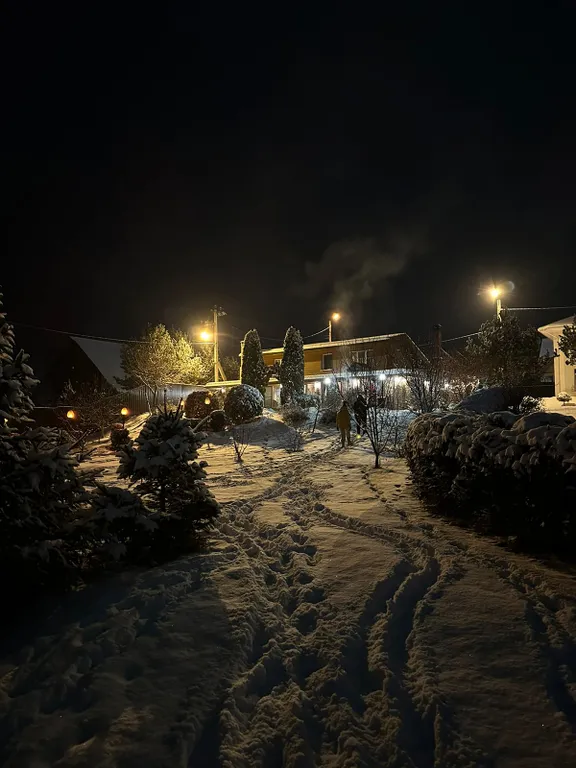 Дом на берегу реки с баней на дровах