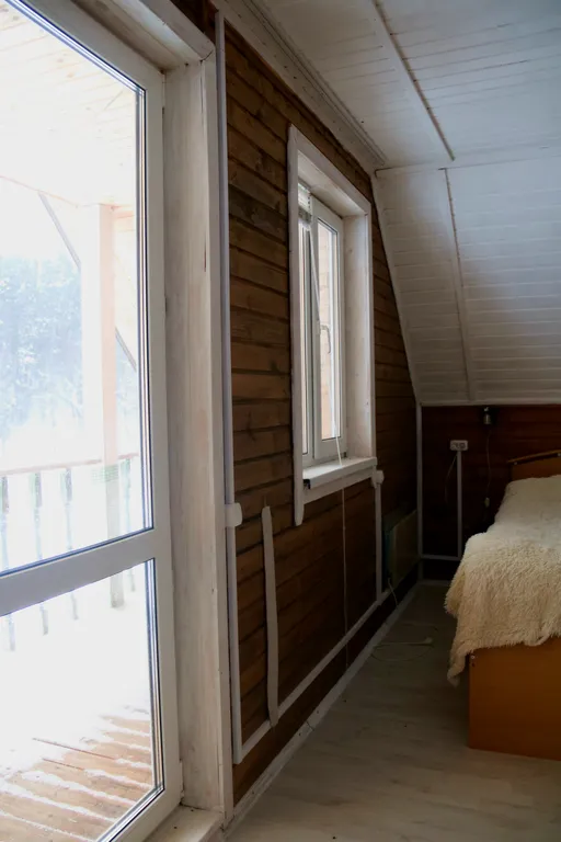 Коттедж на берегу реки с видом на сосновый лес