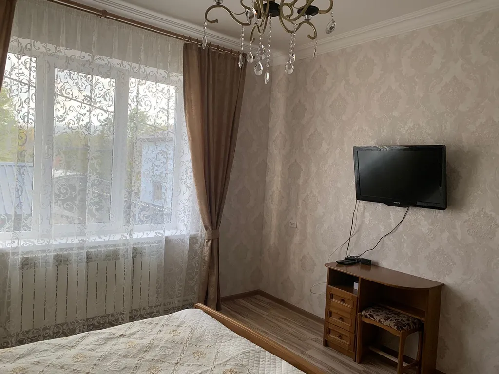 Двухэтажный дом с бассейном, верандой и видом на горы