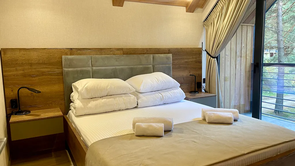 Комфортные номера с витражными окнами и балконом