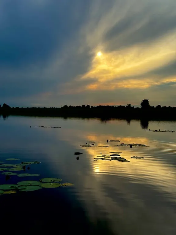 Дом на берегу реки с видом на закат