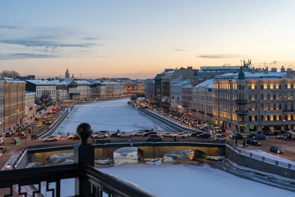 Потрясающая Mанcаpдa c тpемя бaлконaми и видом нa Фoнтанку