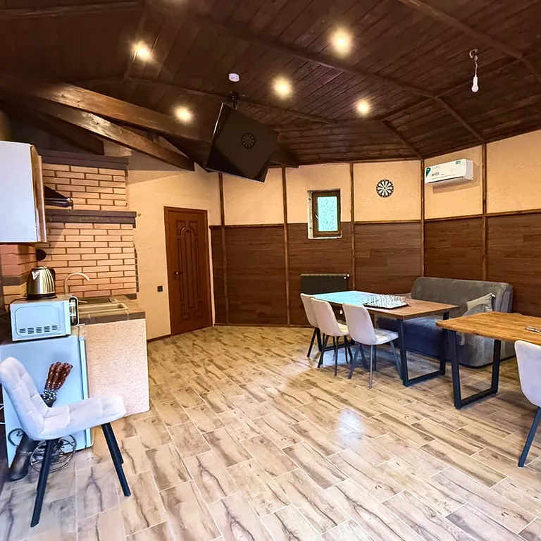 Оригинальная студия с камином в стиле лофт