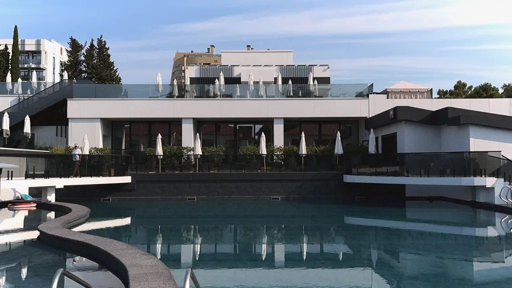 Апартамент с кухней с круглогодичным бассейном и тренажерным залом