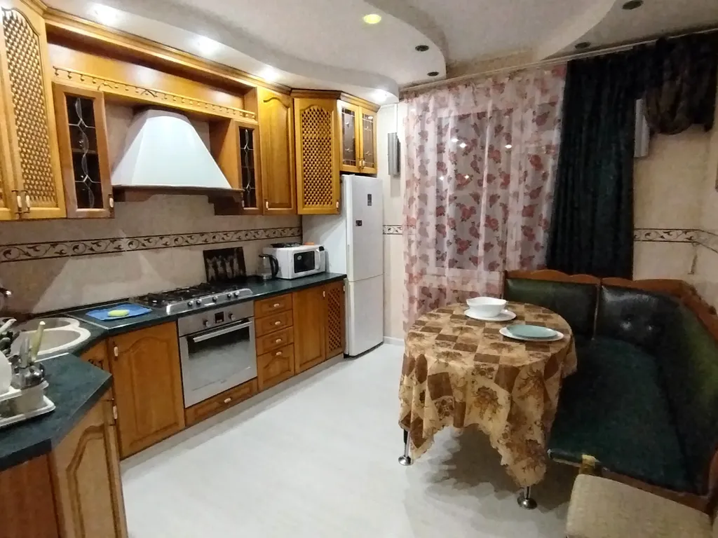 Дом для праздников возле парка Галицкого с сауной и бассейном