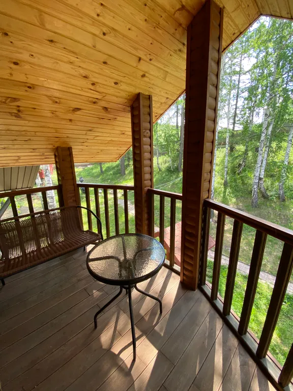 Уютный дом с камином в центре