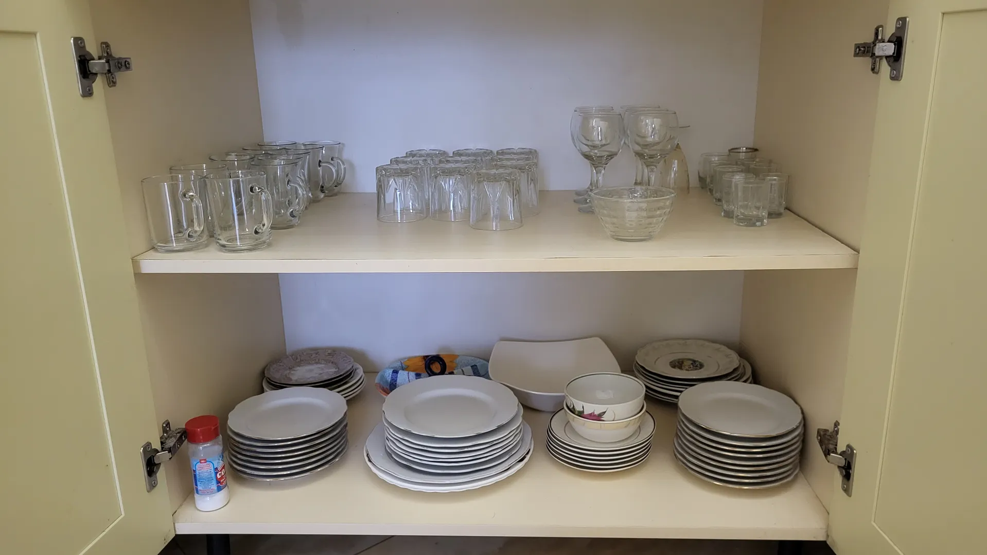 Посуда на кухне в главном корпусе