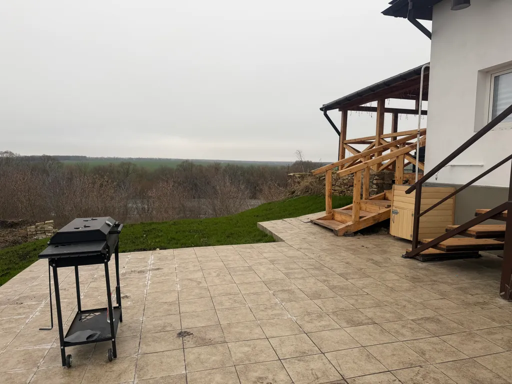 Дом у реки в тихом месте, деревенский стиль, веранда, мангал